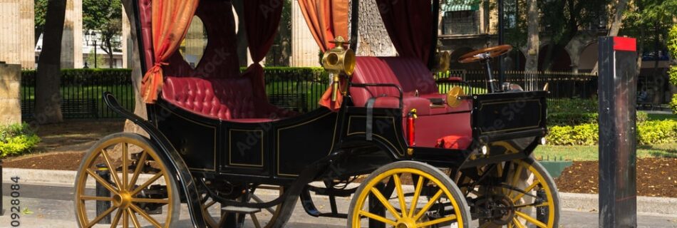 La calandria de motor eléctrico está en la plaza a la espera de turistas.
