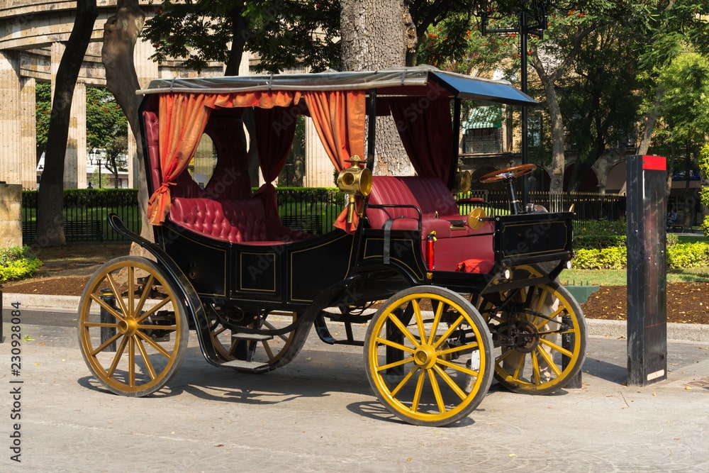 La calandria de motor eléctrico está en la plaza a la espera de turistas.